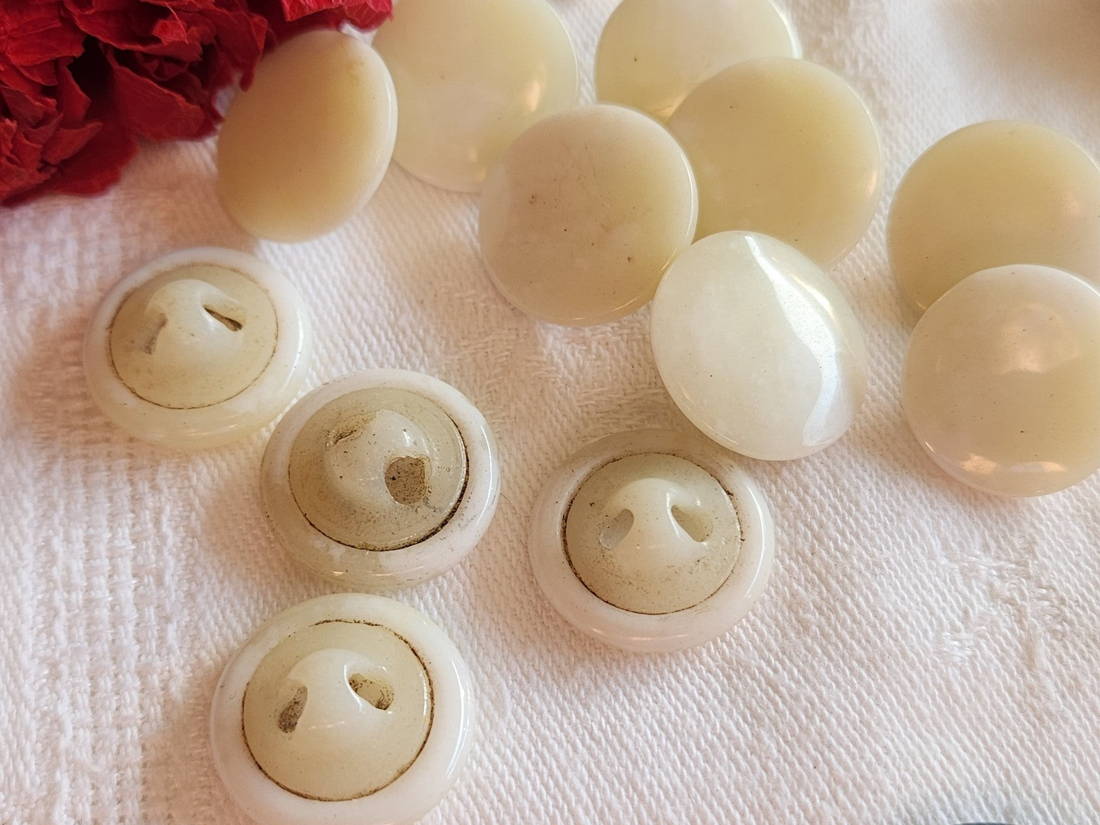 Lot 12 boutons anciens en verre  pied en pate de verre blanc 1,8 cm ref 5727