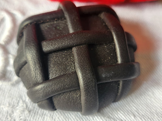Gros bouton ancien en cuir 4,2 cm marron  parurier collection ref 2243