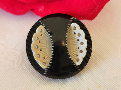 Bouton ancien collection  noir creme sculpté pied metal 2,3 cm D13H