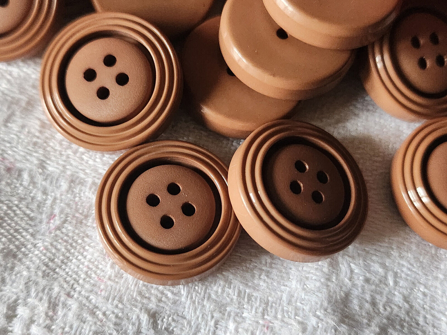 Lot 9 boutons vintage marron épais à trous haut 2 cm ref 3012