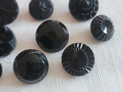 Lot 10 boutons anciens vintage  en verre noir  panaché 1,1 à 1,3 cm ref 6236