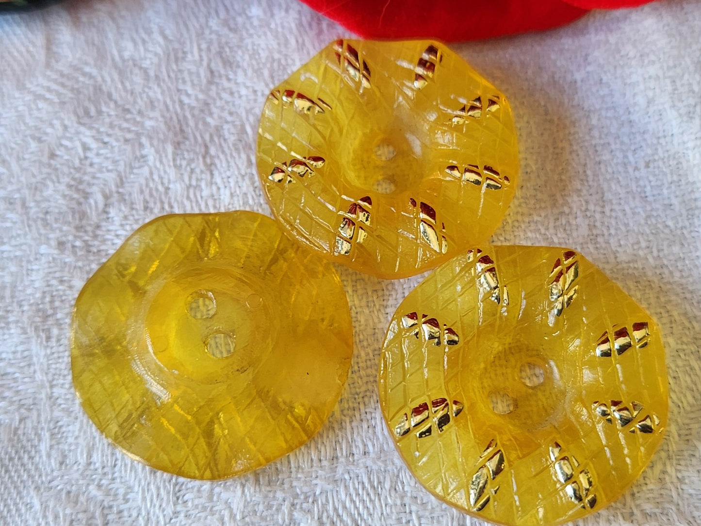 Trio boutons vintage ondulé jaune à trous 2,8 cm ref 612