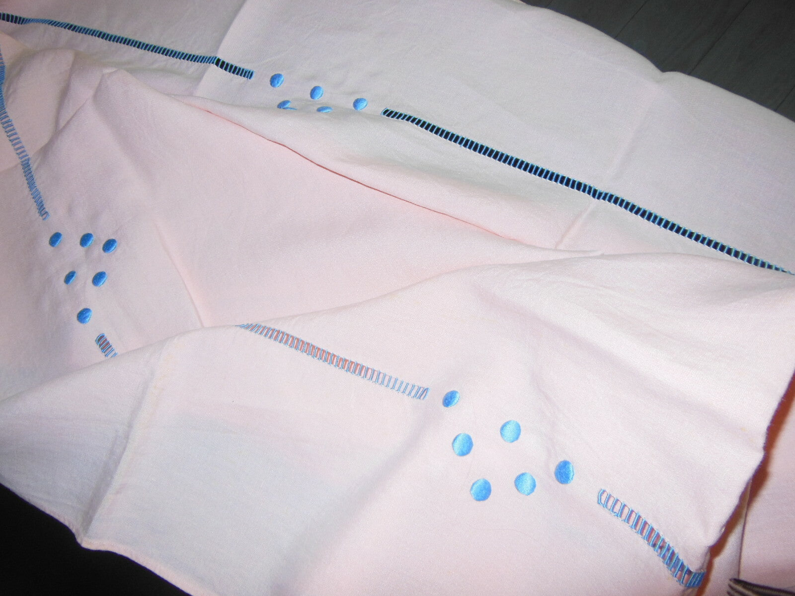 Lot 2 broderies ancienne grosse retour drap cache matelas rose jour plumetis  B3