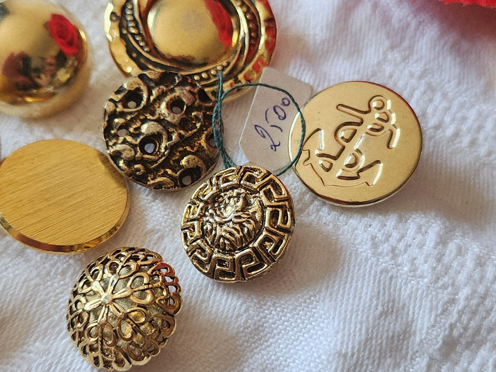 Lot 11 boutons vintage en métal doré panaché 1,6 à 2,8 cm ref 6049