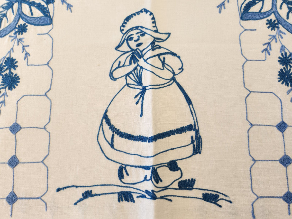 Ancien cache torchon broderie jeune fille priant superbe B8