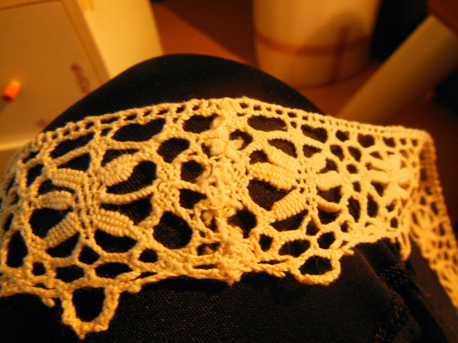 Dentelle large ancienne 1 mètre 40 sur 4 cm T3-34