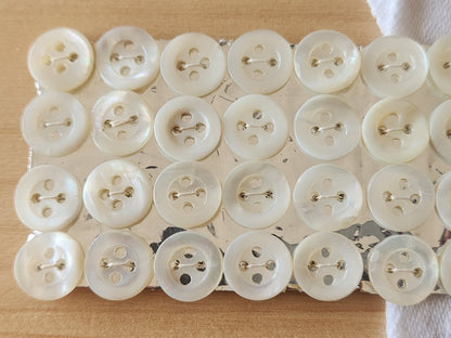 Plaque lot 36 boutons anciens en nacre blanc trous 1 cm corsage mini N°4