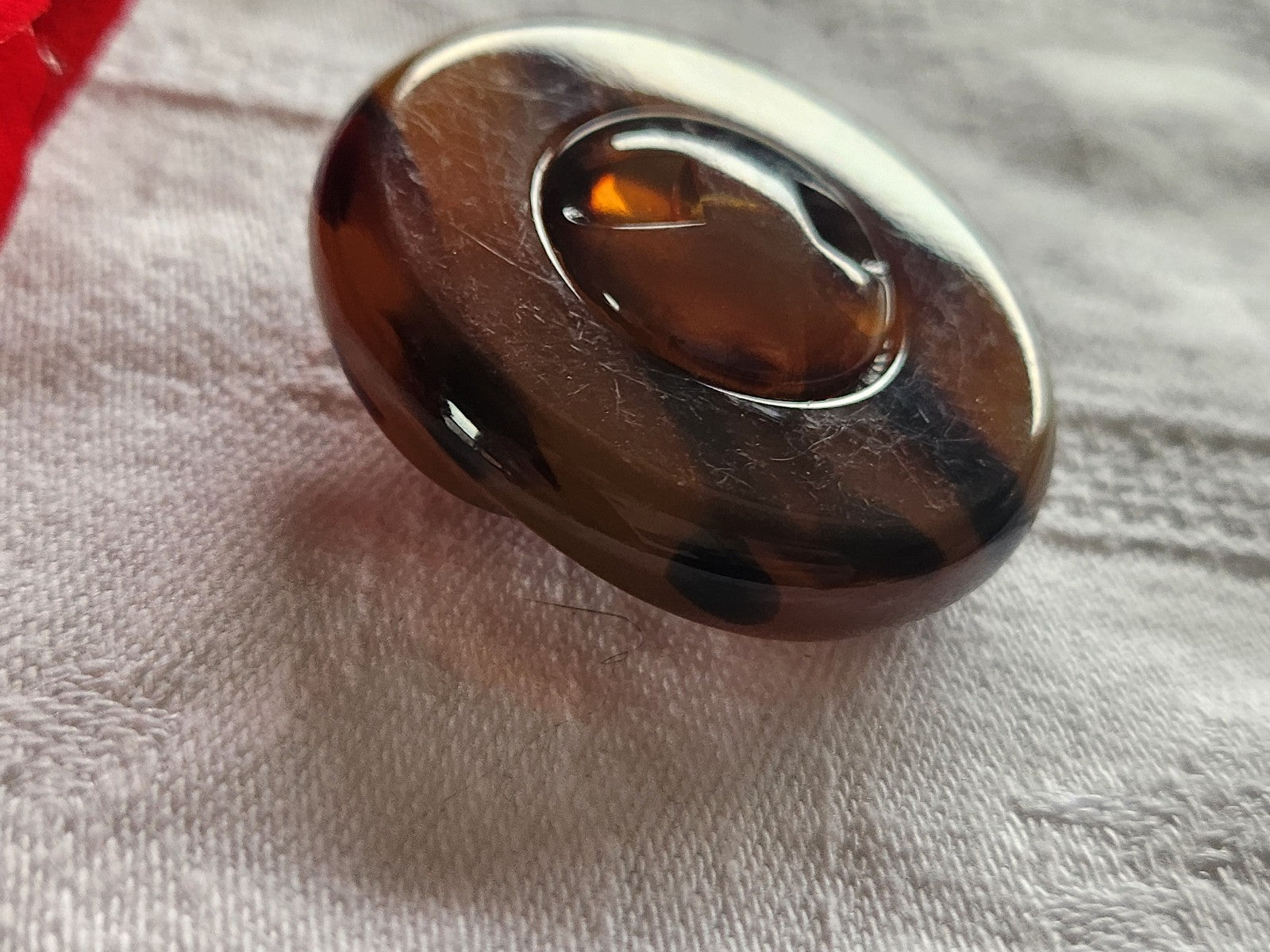 Enorme bouton vintage style ecaille marron jaspé lourd épais pied 41 mm ref 2472