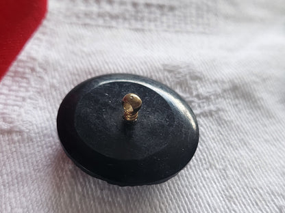 Bouton ancien en résine noir motif en relief à pied collection 2,6 cm  D18C