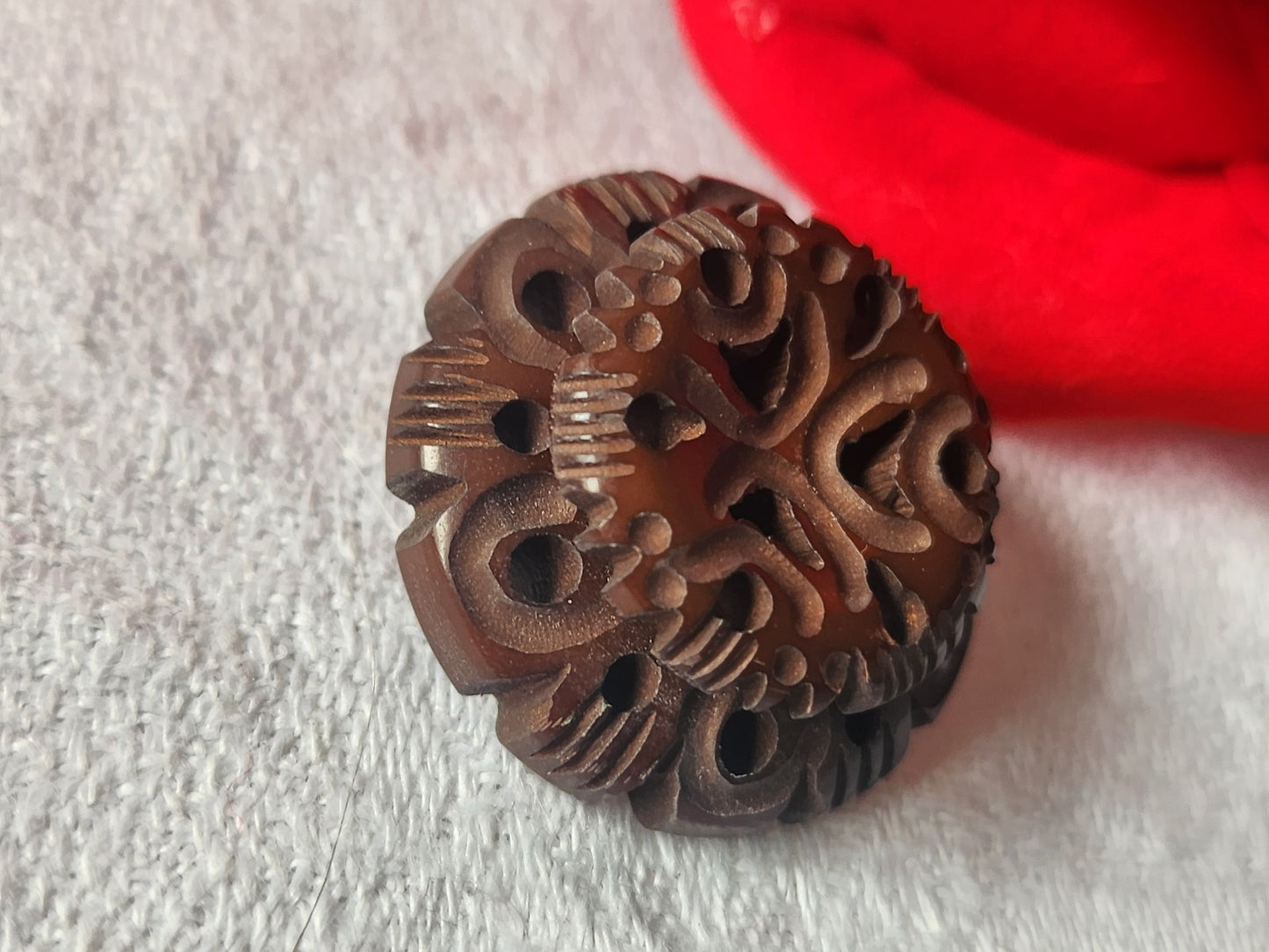 Gros bouton ancien collection marron sculpté joli ajouré motif 2,6 cm ref 3225