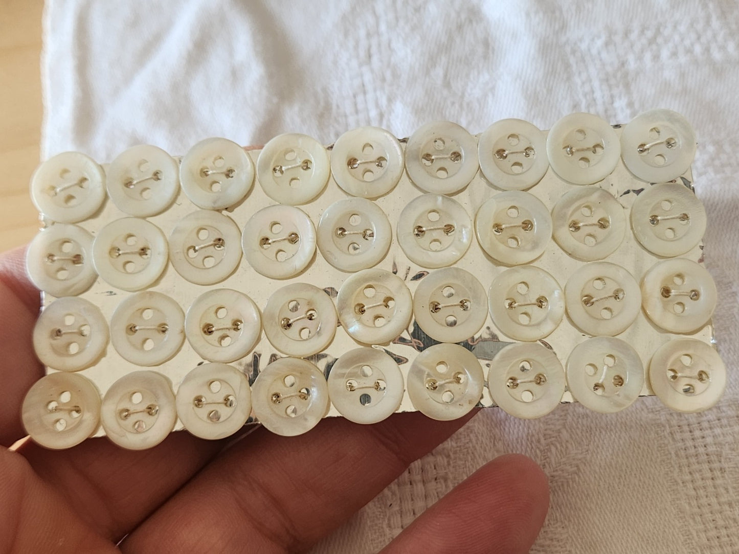 Plaque lot 36 boutons anciens en nacre blanc trous 1 cm corsage mini N°6