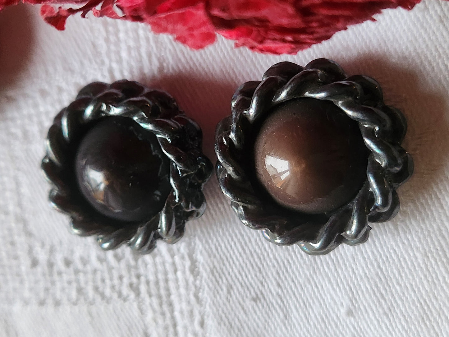 Duo gros  boutons vintage chainette argenté resine marron pied 2,8 cm ref 1178