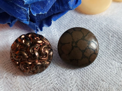 Duo boutons anciens en verre marron année 60 diamètre: 1,2 et 1,3 cm D13Q