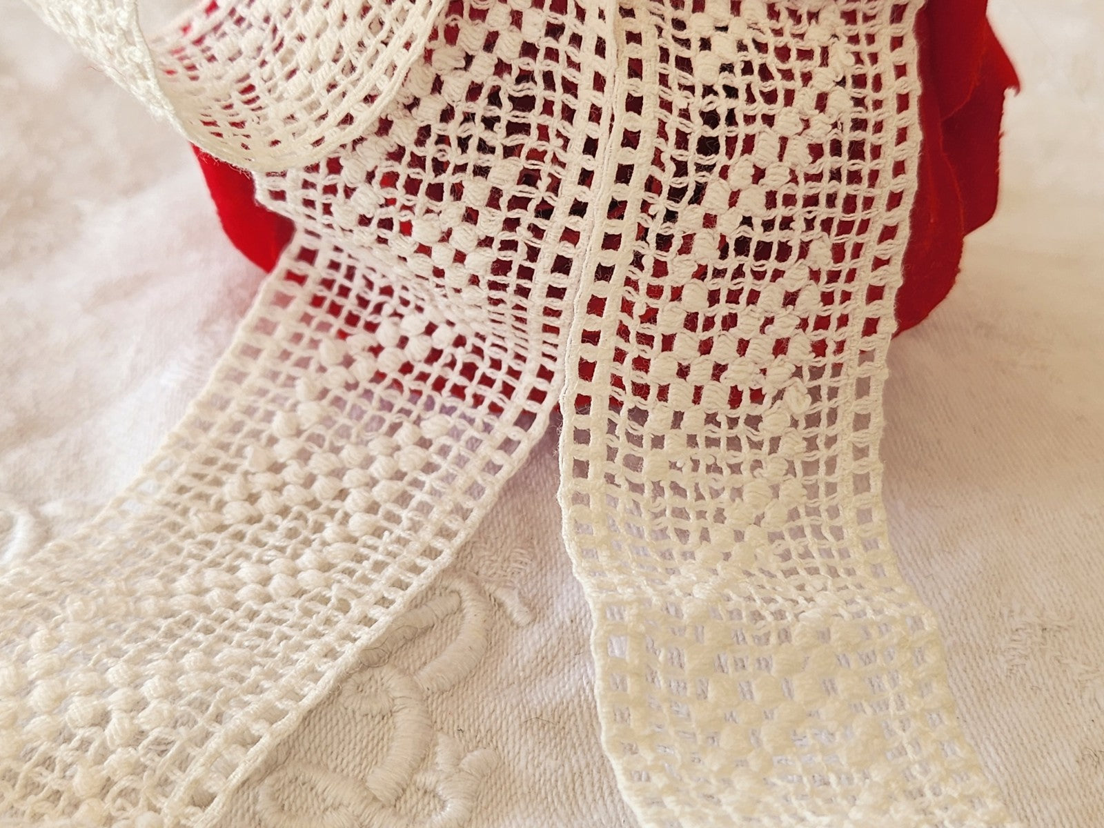 Dentelle ancienne entre deux blanche large 1 mètre 02 sur 3,3 cm  T2-8