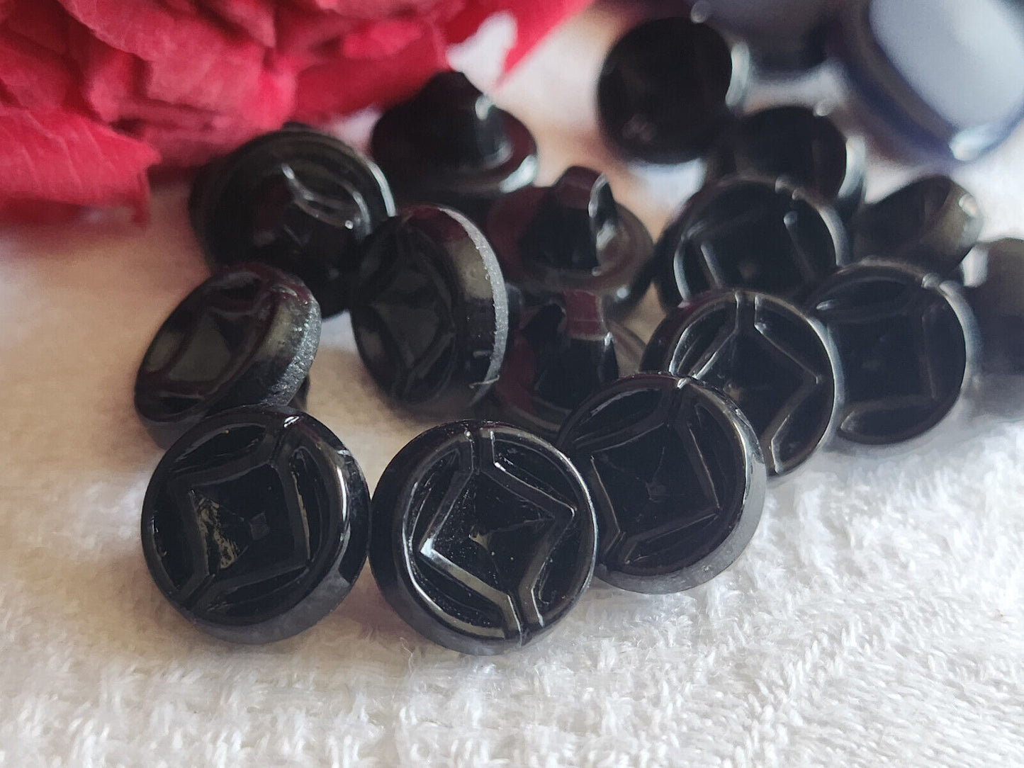Lot 12 mini  anciens boutons en verre noir motif petits à pied 1,1 cm ref 177