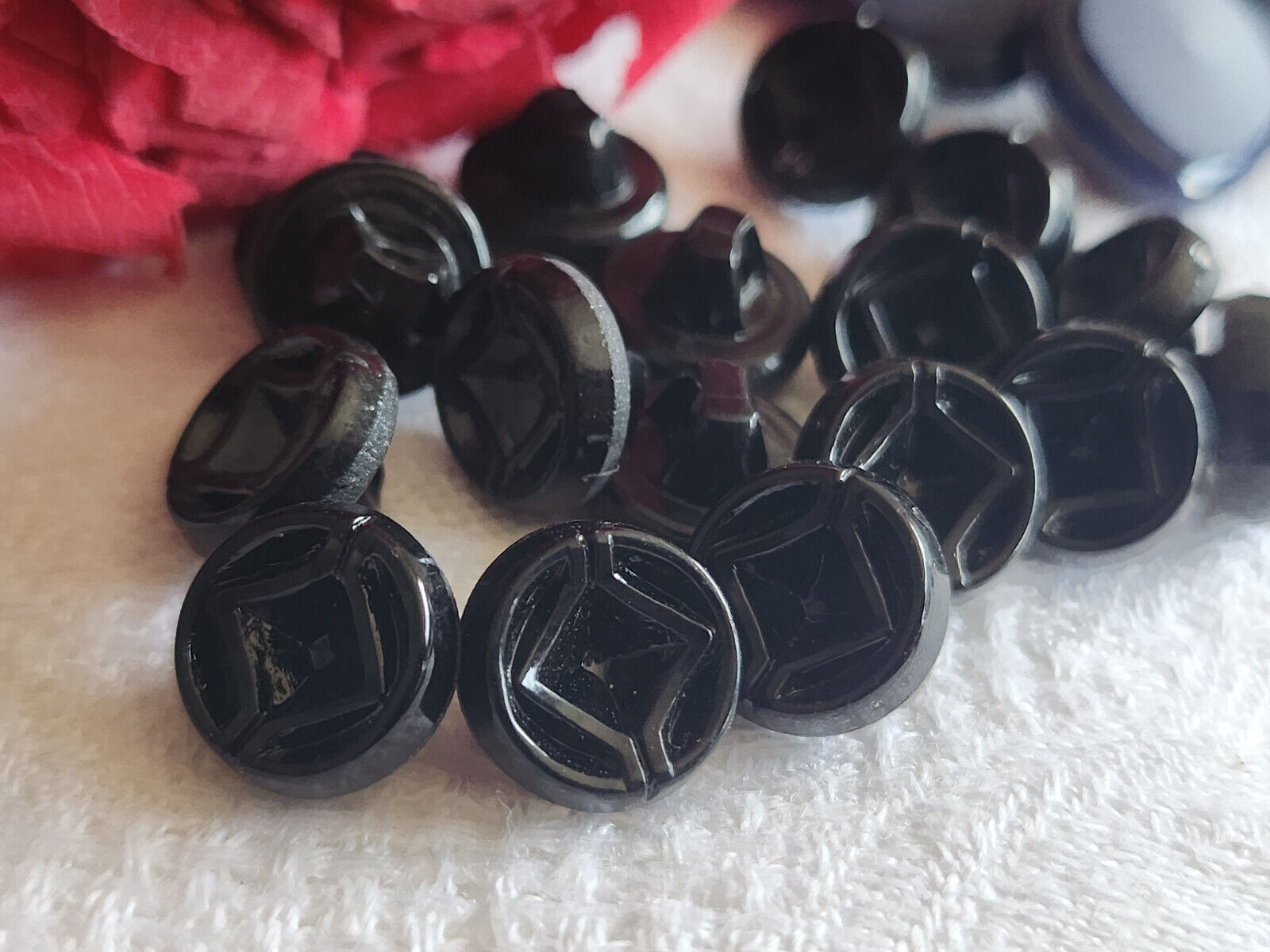 Lot 12 mini  anciens boutons en verre noir motif petits à pied 1,1 cm ref 177