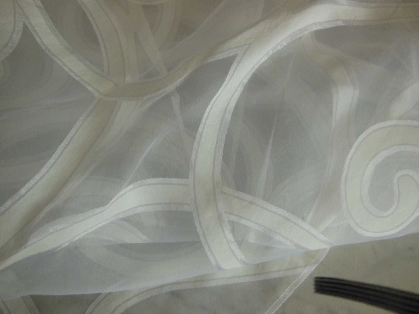 Coupon tissu superbe voilage blanc arabesque  vert 96 cm sur 1 m 10 B3
