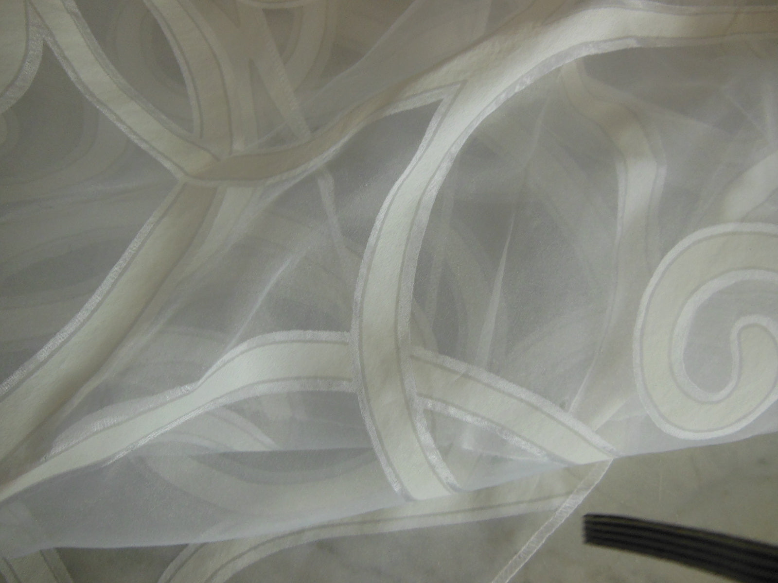 Coupon tissu superbe voilage blanc arabesque  vert 96 cm sur 1 m 10 B3