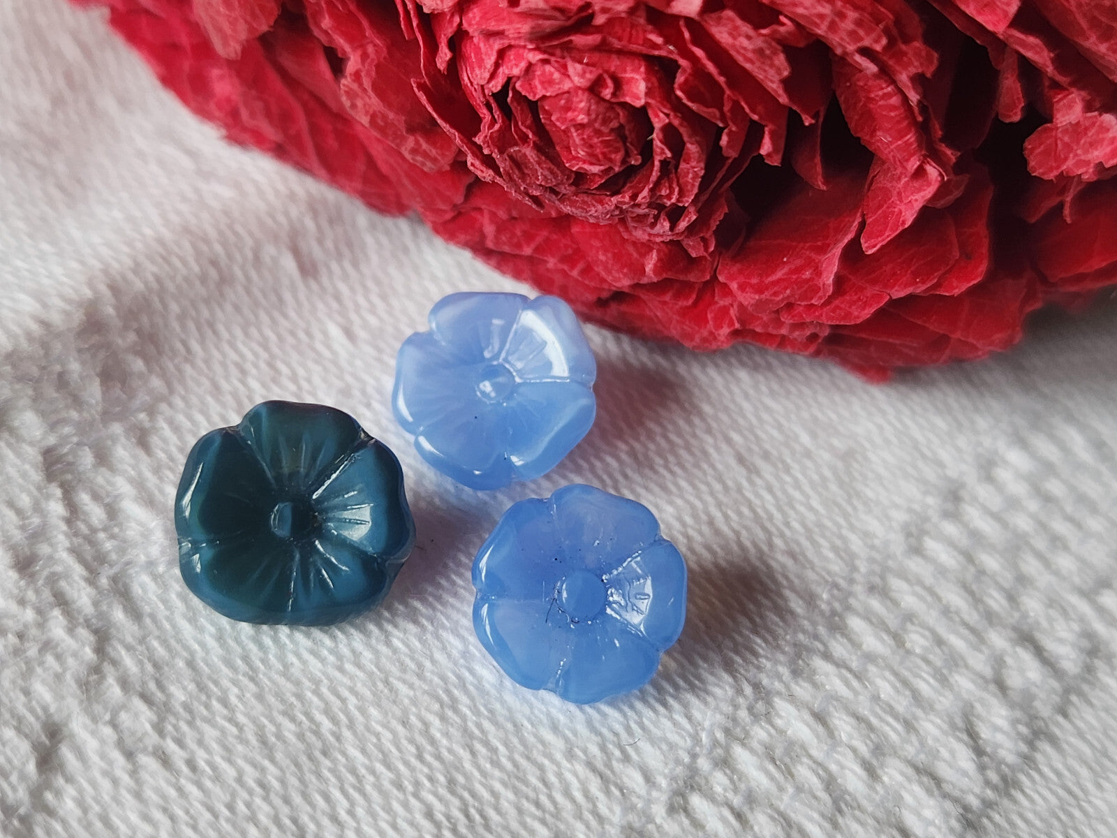 Trio minuscules boutons anciens en verre bleu 0,9 cm G17A