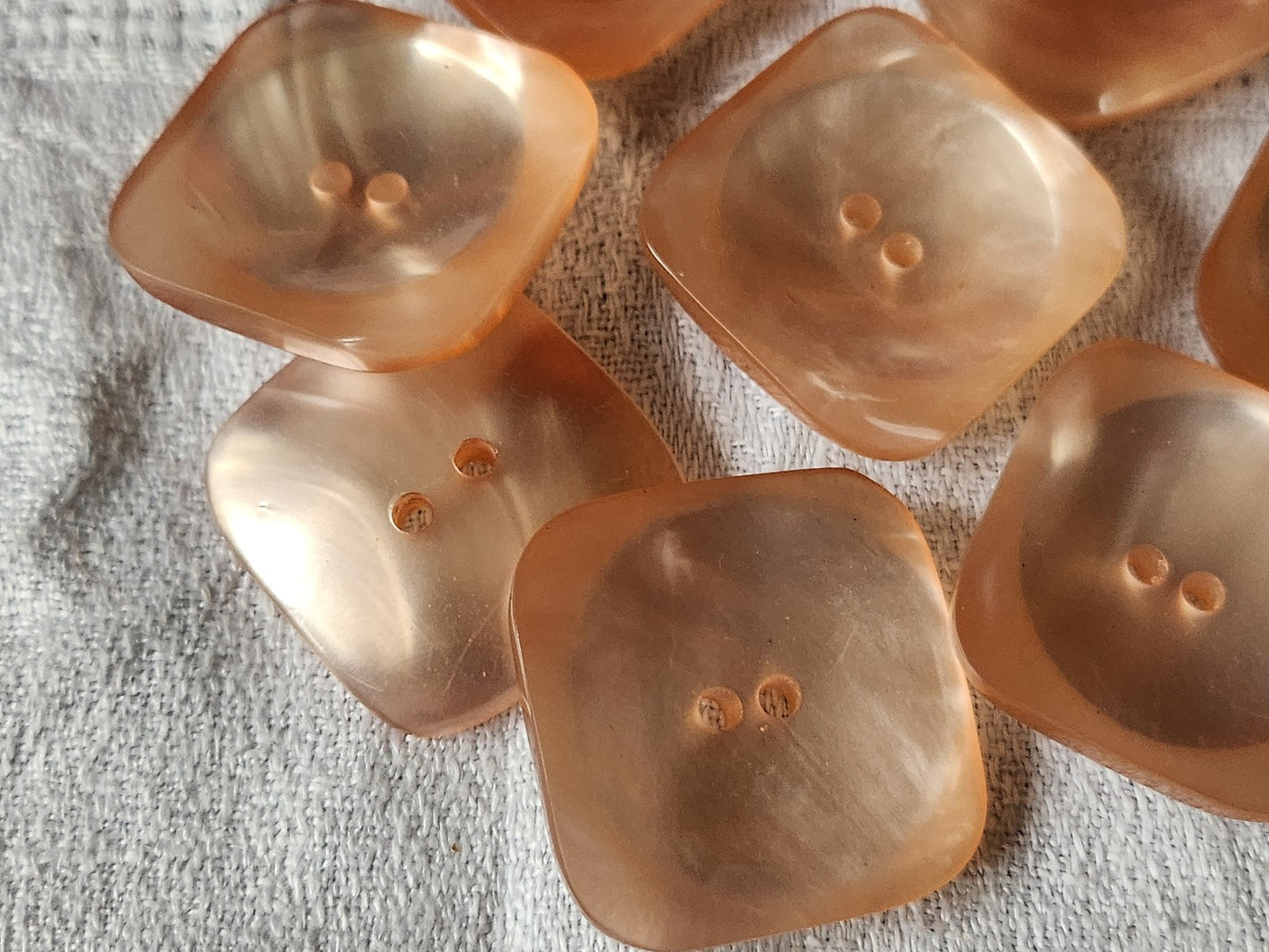 Lot 8  gros boutons vintage rose nacré carré incurvé trou 2,8 cm ref 5811