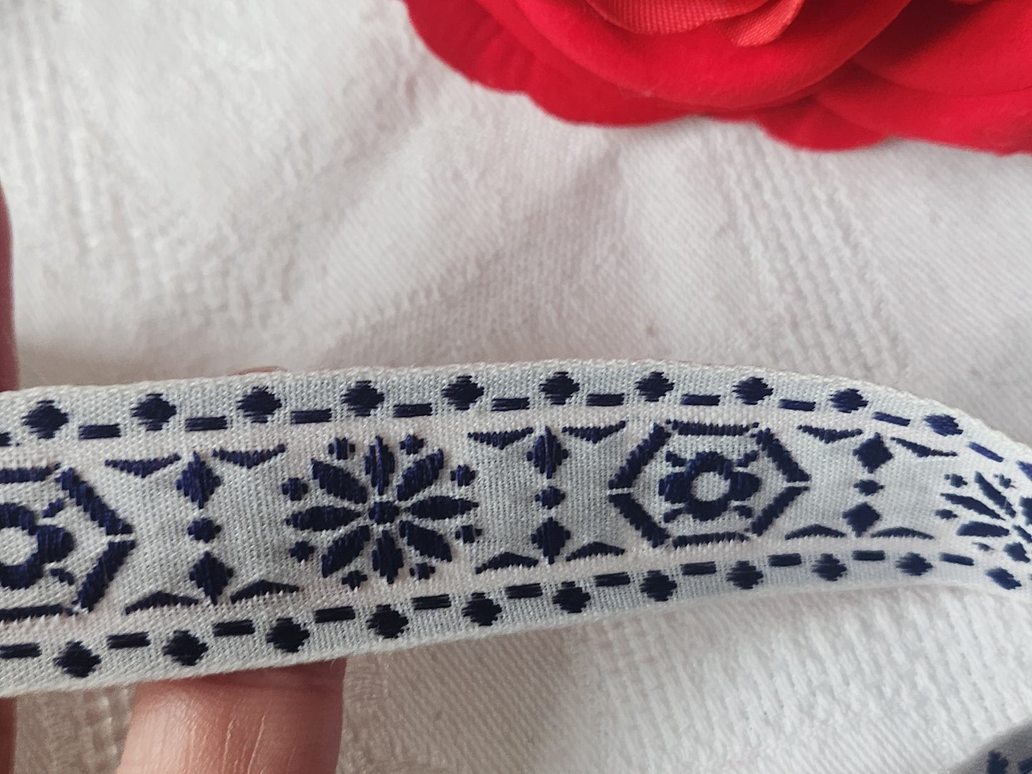 Galon vintage tissé fleur bleu  blanc  3 métres sur 2,2 cm A2