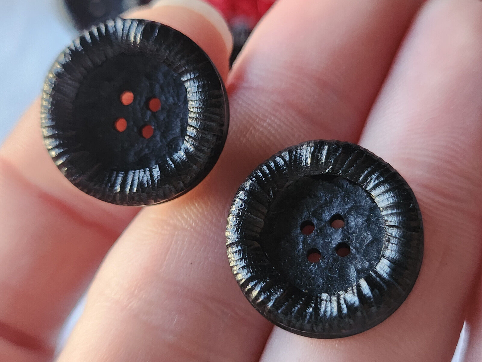 Lot 12  boutons vintage noir effet bouée  à trous 1,9 cm ref 5625