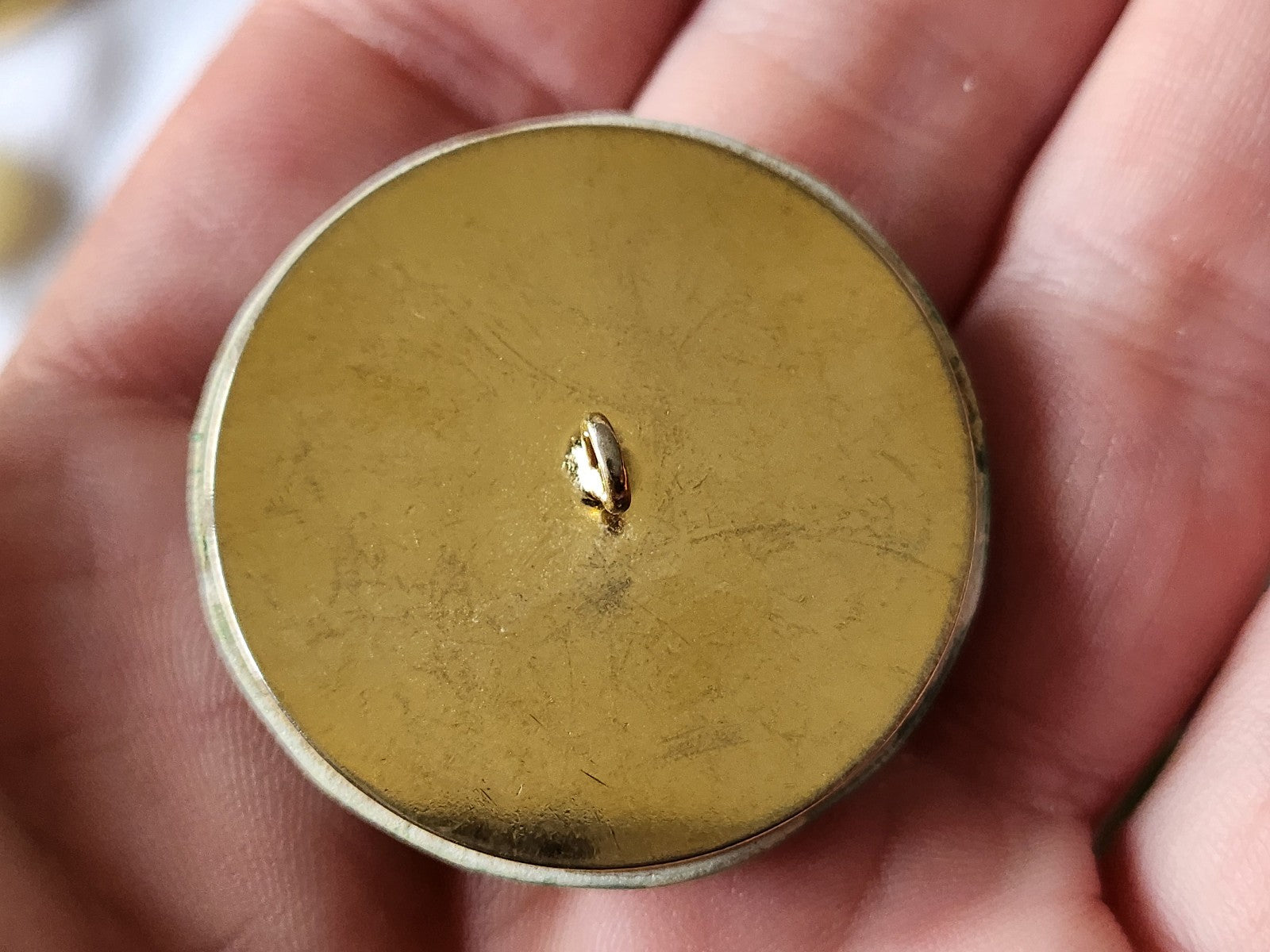 Collection bouton ancien Ceramique vert pied metal parurier 3,4 cm  G13o