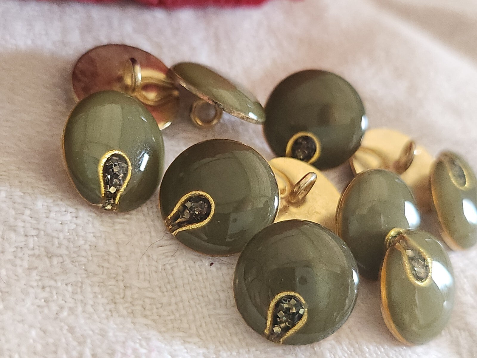 Lot 6 boutons vintage en métal vert effet paillette pied   1,5 cm ref 2392