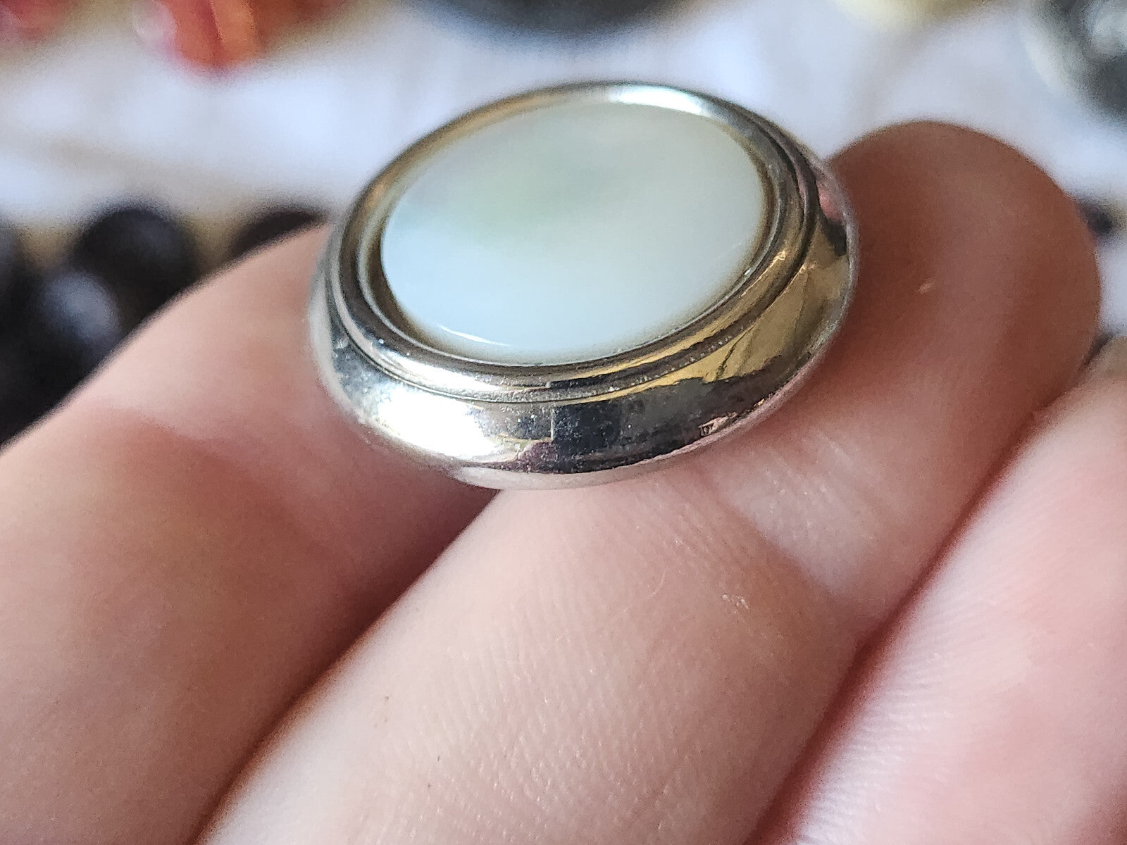 Gros bouton ancien monture métal coeur nacre blanc laiteux  2,6 cm ref 5666