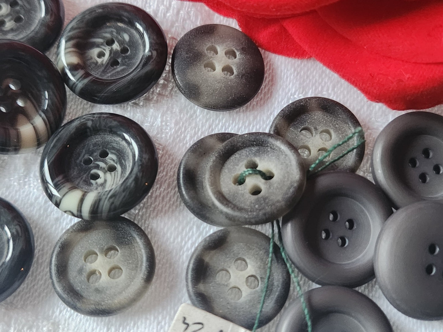 Lot 21 boutons vintage 3 séries tons gris 1,5 à 1,,8 cm ref 1035