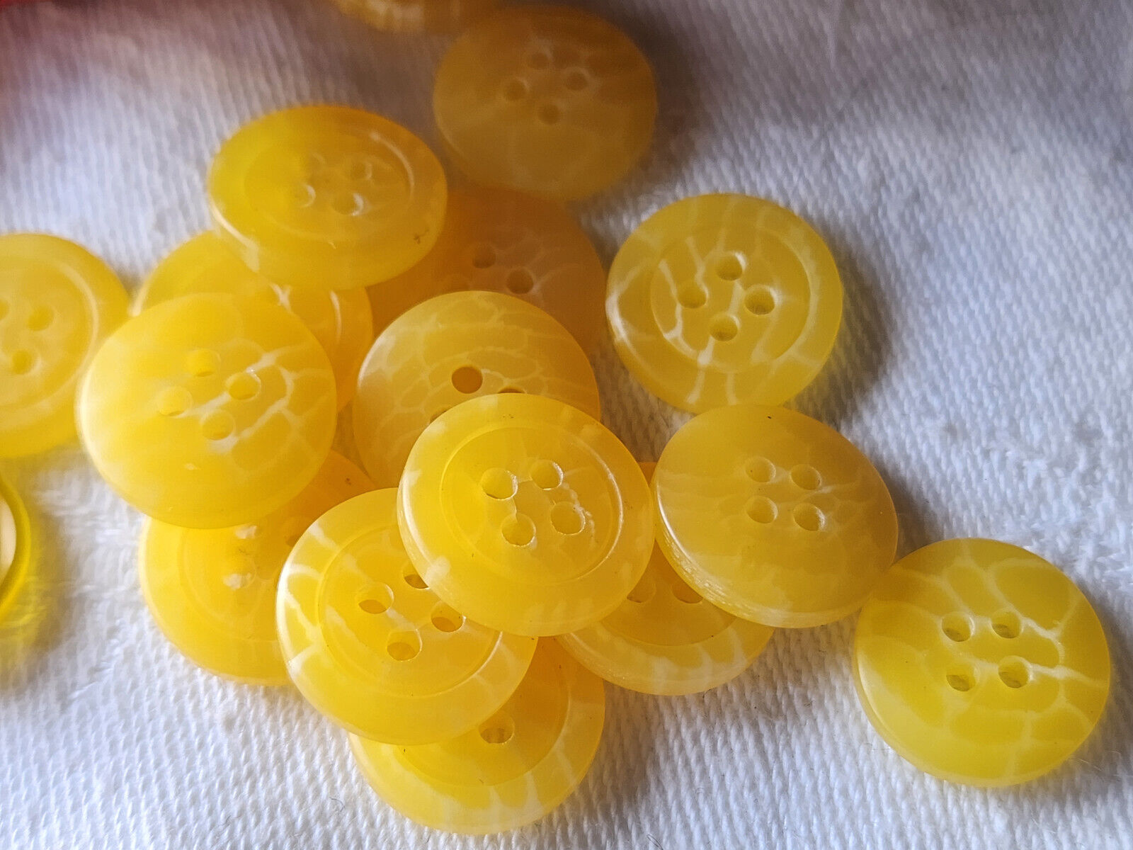 Lot 26 boutons vintage jaune 2  series 1,4 cm trous  ref 5929