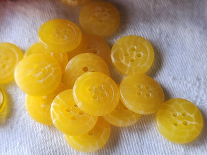 Lot 26 boutons vintage jaune 2  series 1,4 cm trous  ref 5929