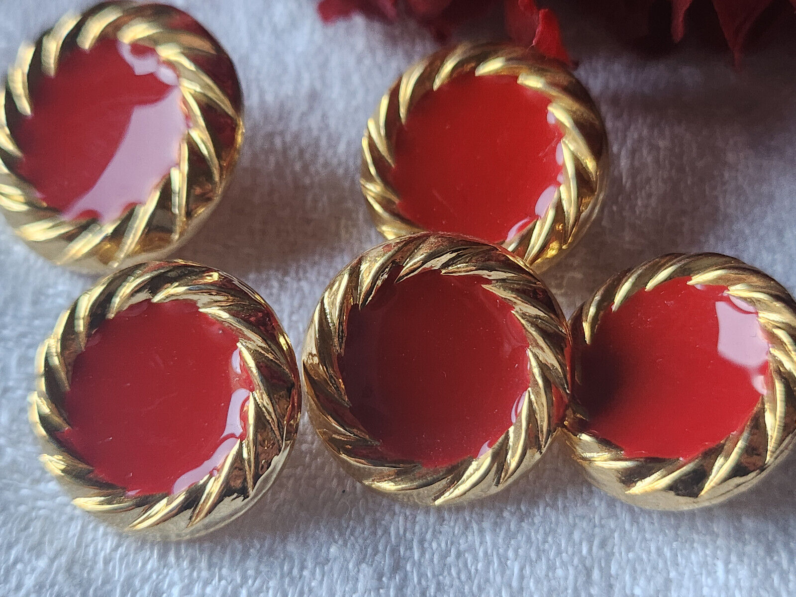 Lot 5 boutons vintage en métal doré rouge  1,8 cm (4) et 2 cm (1) ref 2304