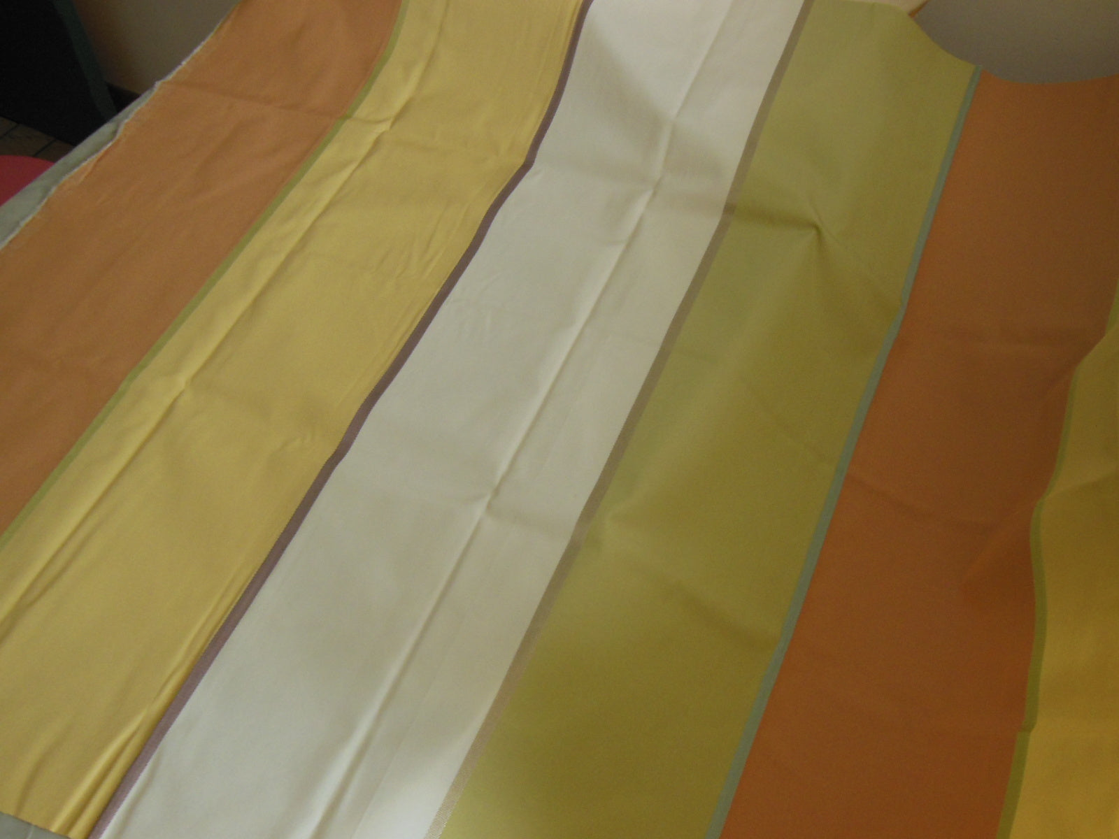 Coupon tissu lumineux opaque vert blanc marron 1 m48  sur 92 cm B3