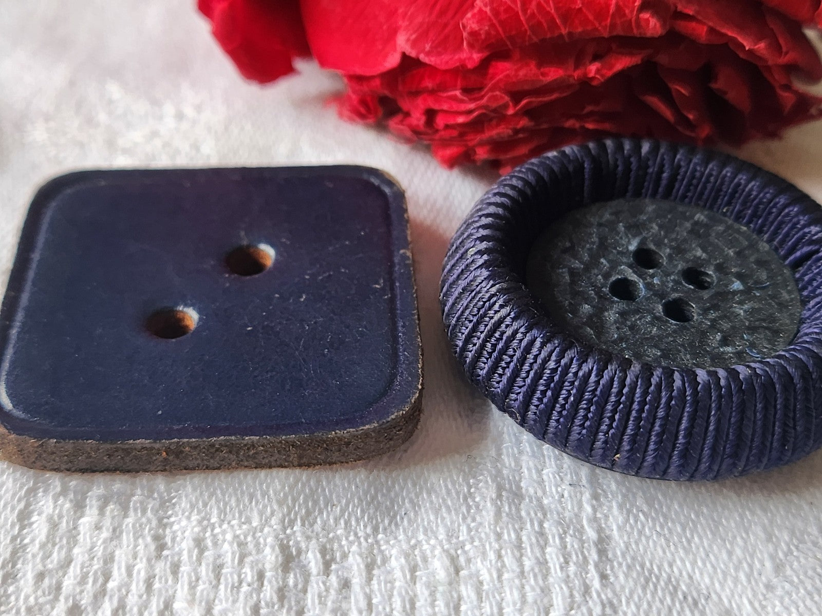 Duo énormes boutons vintage cuir et passementerie bleu 3,6 et 3,7 cm ref 5851