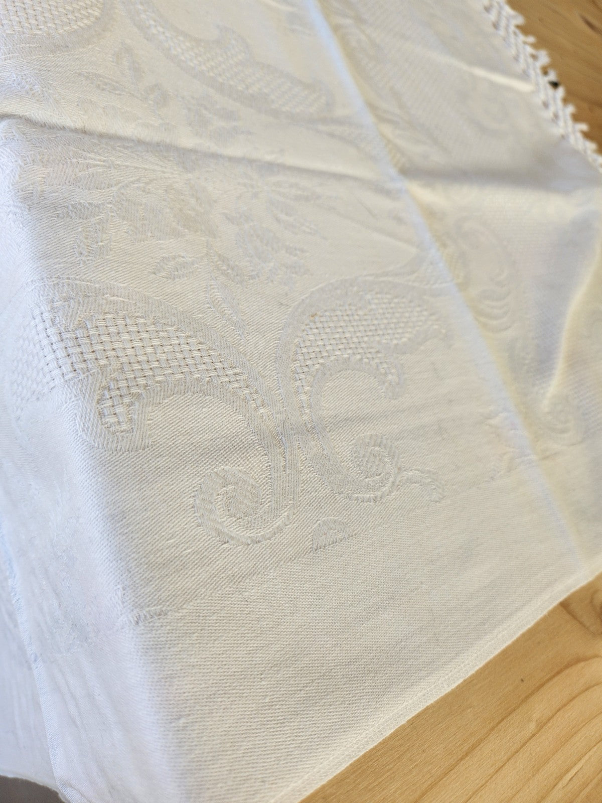 Ancien cache torchon ou serviette frangée blanc damassée B6