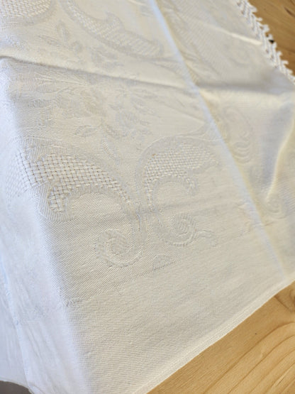 Ancien cache torchon ou serviette frangée blanc damassée B6