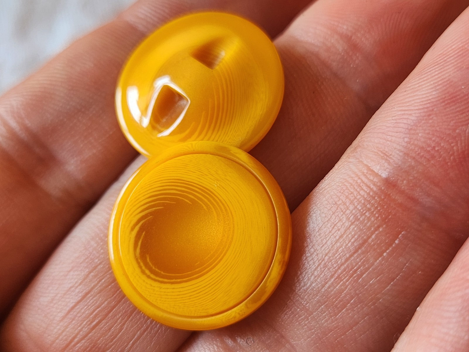 Lot 11 boutons vintage camaïeu orange jaune 2 cm ref 6021