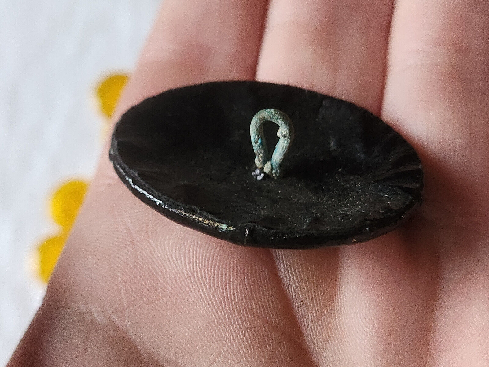 Gros bouton ancien pied métal  cuir simili skaiverni  pied 4 cm sur 3,1 cm D17G