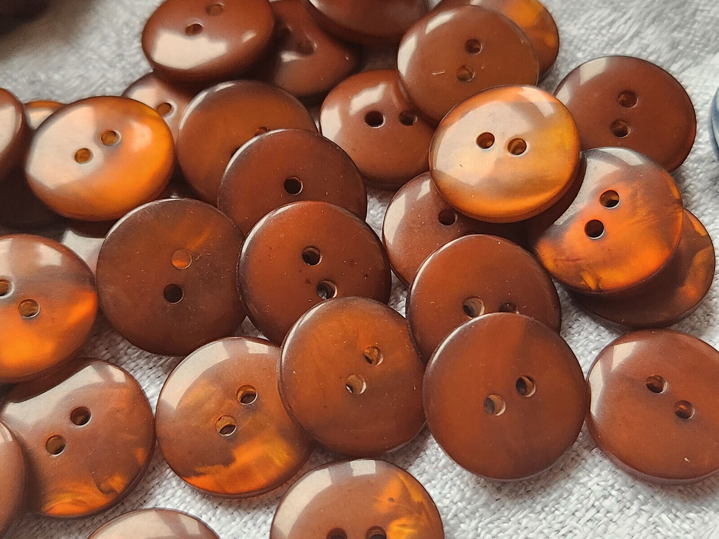 Lot 18  boutons marron roux lumineux 1,5 cm trou ref 5142