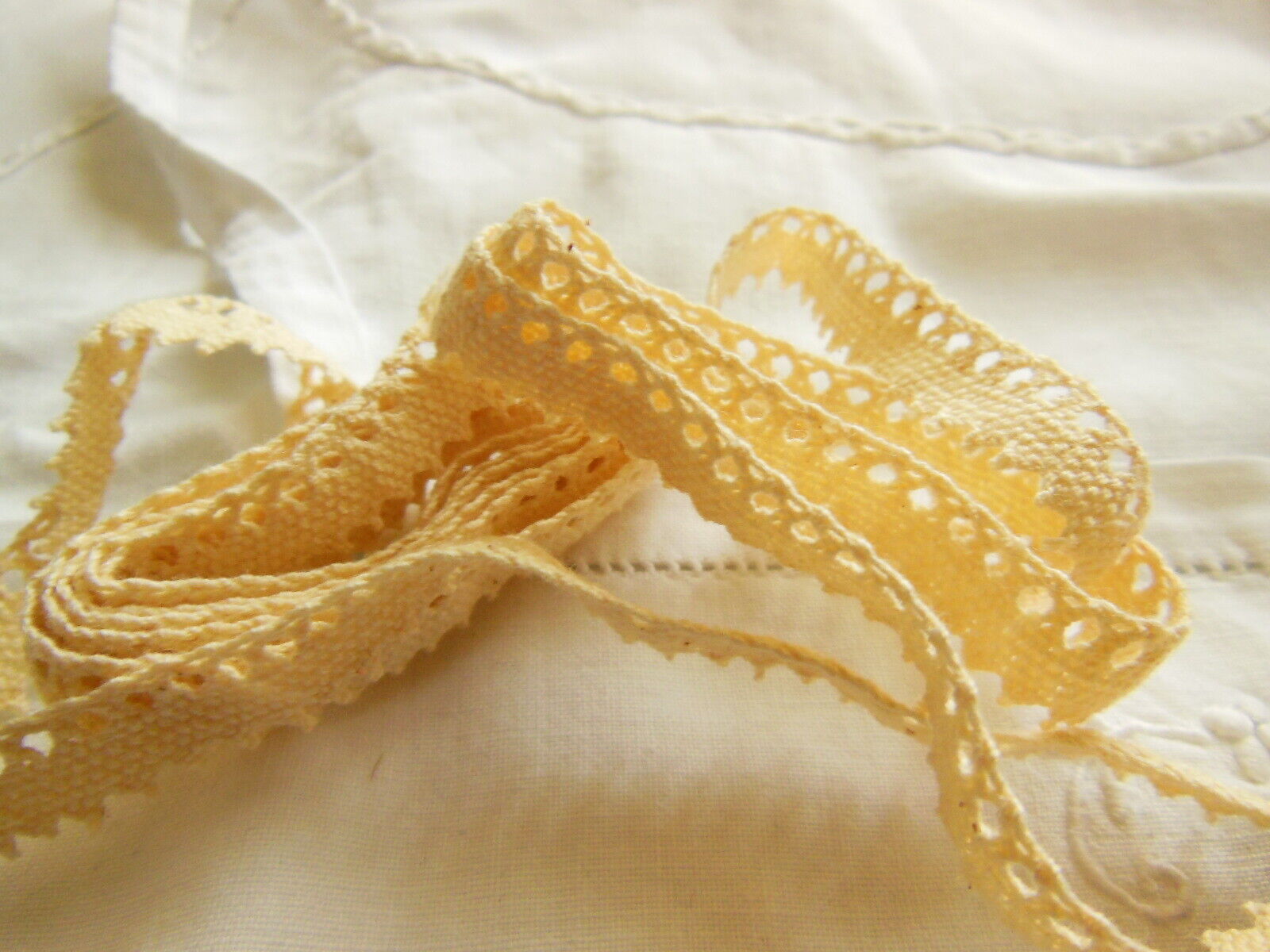 Dentelle ancienne ajourée crème 1 mètre 50 sur 1 cm  T3-42