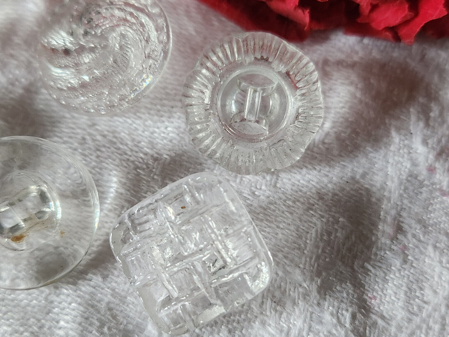 Lot 6 boutons anciens en verre transparent panaché 1,6 à 1,8 cm ref 2799