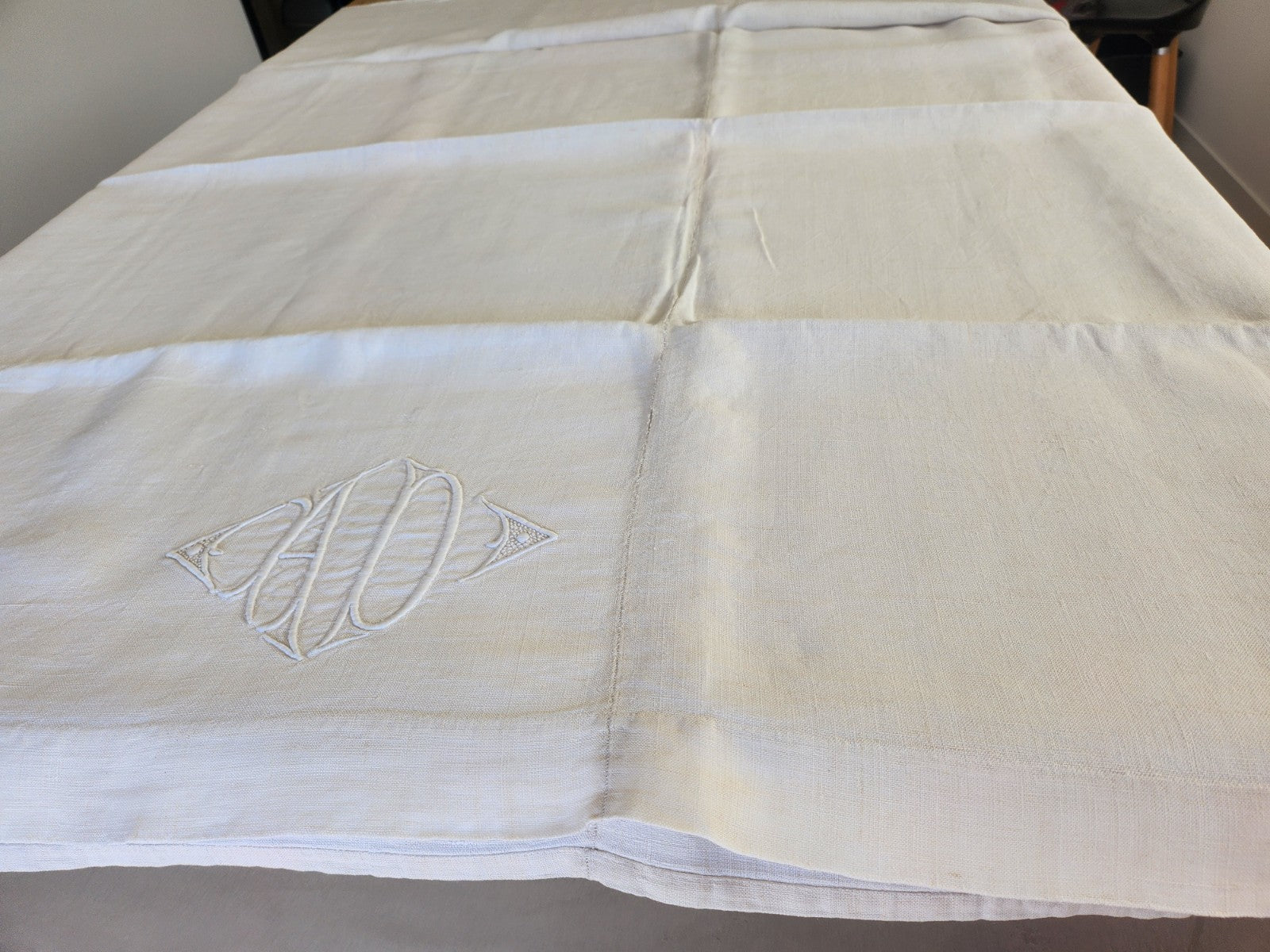 Ancien drap  monogramme AD épais en deux lés  185 cm sur 280 cm B7