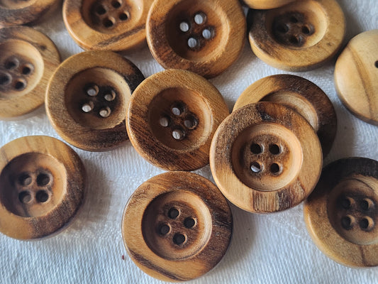 Lot 6 gros boutons anciens en bois brut 2,6 cm à trous  ref 0051