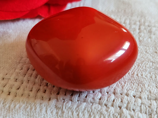 Enorme bouton vintage 3,3 cm imposant rouge  volume pied lourd ref 6545 **