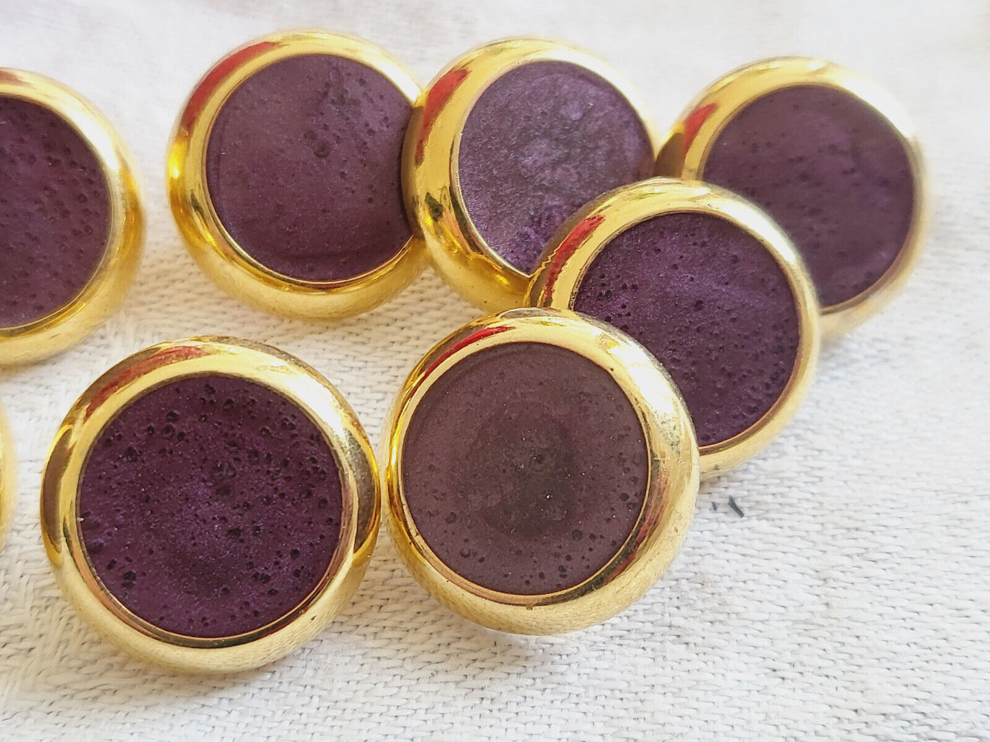 Lot 8 boutons vintage année 80/90 violet  doré acrylique 1,5 cm pied ref 5094