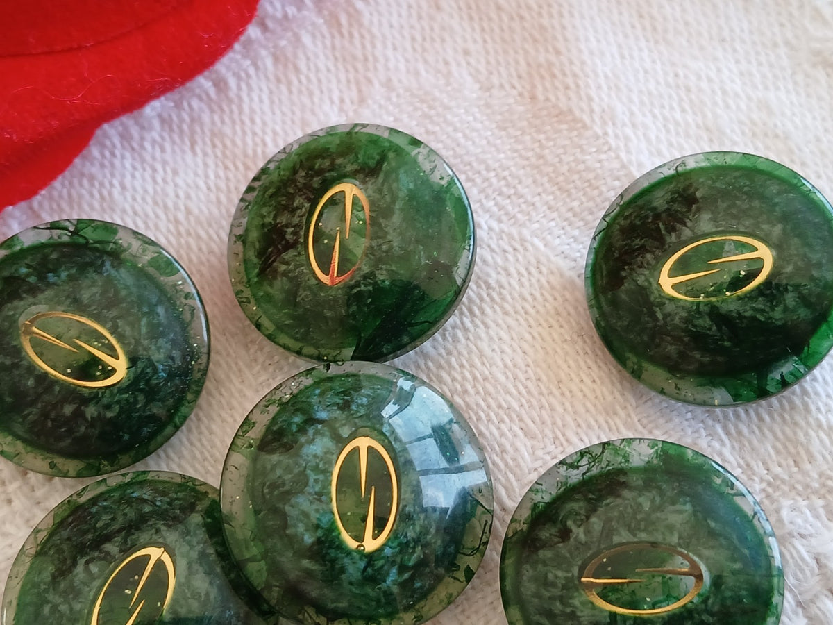 Lot 6 boutons vintage vert inclusion doré 1,7 cm ou 17 mm pied ref 6477