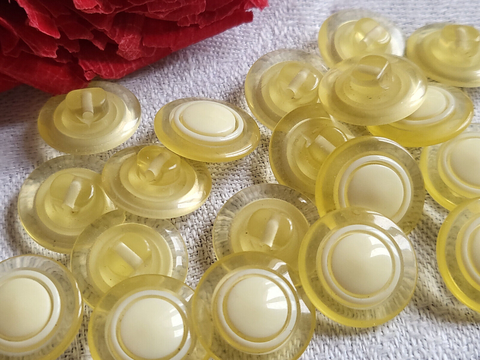 Lot 18 petits boutons vintage jaune transparent à pied  1,4 cm ref 2271