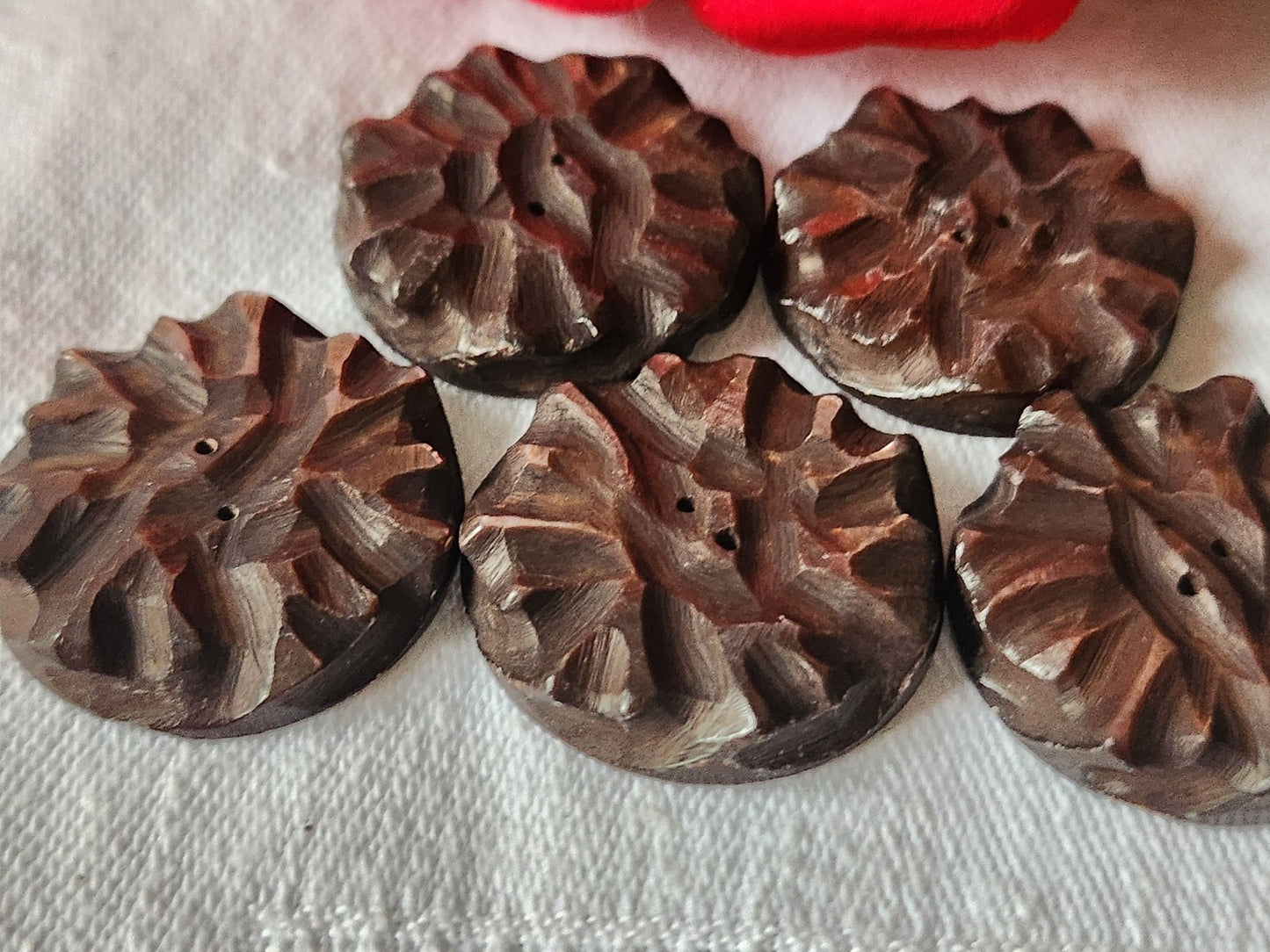 Lot 5 gros boutons anciens en nacre marron sculpté ciselé 2,8 cm ref 1618