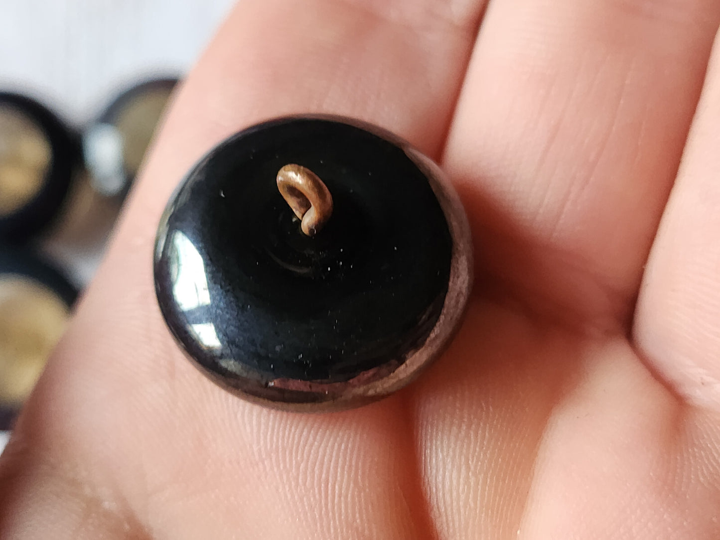 Epais bouton ancien en verre hematite pied métal 2,2 cm  G11J